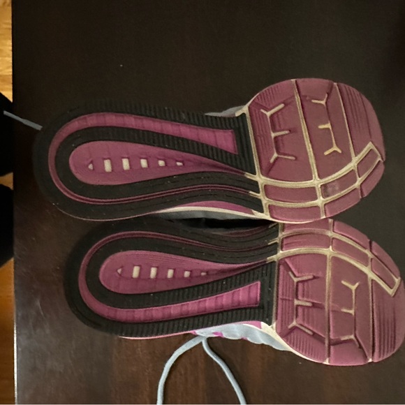 Gently used Nike sneakers - Picture 4 of 4